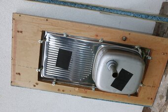 Nerezový  dřez s deskou - 2