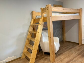 Vyvysena postel masiv - 2