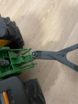 Traktor John Deere s přívěsem - 2