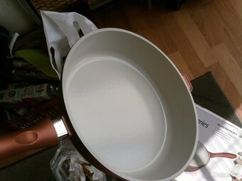 Dvě hluboké keramické pánve 28 a 24 cm s poklicemi - 2