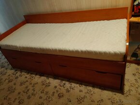 Postel s 2 šuplíky,matrace, noční stolek - 2