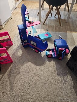 LOL a Barbie caravan - 2