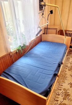 Polohovací postel VÖLKER + matrace + 2x stolek - 2