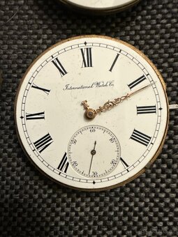 Staré ciferníky, strojky, kompas – sbírka dílů (2000 Kč) - 2