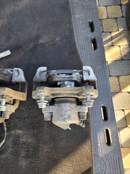 BMW e90 brzdové třmeny - 2