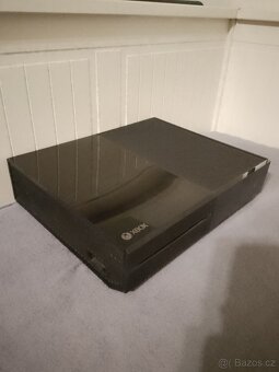 Prodám Xbox one 500gb + 2x ovladač a hra - 2