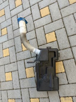 VW Tiguan nádobka ostrikovačů. - 2