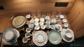 Sada nádobí - talíře, mísy, podšálky, hrnečky, 4 krigle, atd - 2