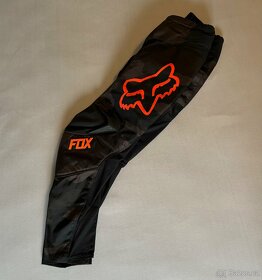 Prodám kalhoty FOX 180 Trev Pant Black Camo - 2