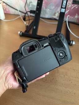 Canon EOS R8 - 2