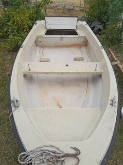Laminátový člun s motorem - 2