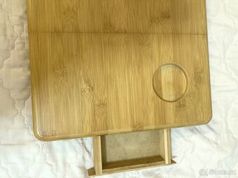 Prodám skládací stolek pod notebook, asi bambusový - 2