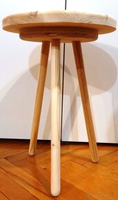 Květinový stolek na trojnožce,,, - 2