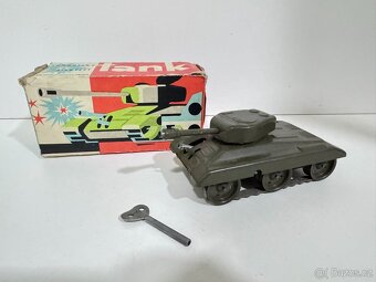 IGRA - stará hračka- Jiskřící tank - 2