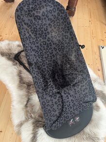 BabyBjörn lehátko Bouncer Bliss - Anthracite/Leopard Mesh - 2