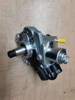 Čerpadlo 1,6 TDI 1,4TDI 04B130755H 04B130755F nové originál - 2