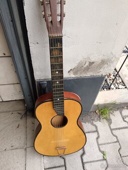 Malá kytara na opravu nebo díly. - 2