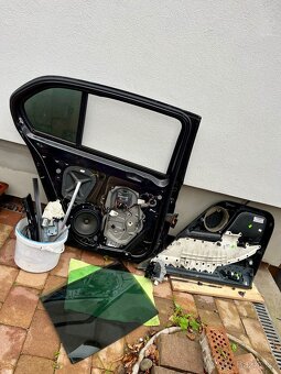 Škoda Superb levé zadní dveře nabídněte / za odvoz - 2