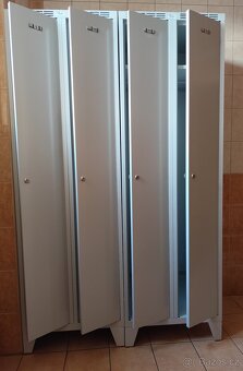 Kovové šatní skříně na soklu - 2