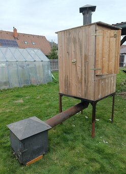 dřevěná větší udírna - 2