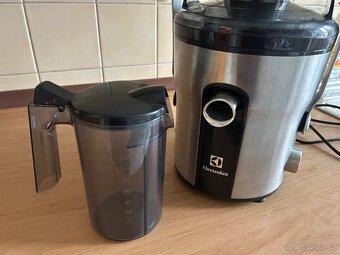 Odšťavňovač Electrolux ESF 2000 nerezový - 2