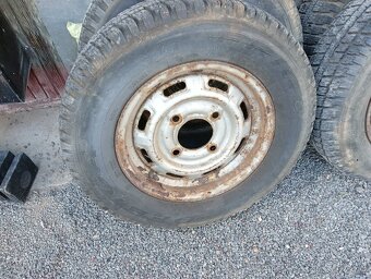 Staré obuté pneumatiky skoda105-120-130 - 2