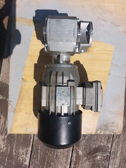 Elektromotor s převodovkou - 2