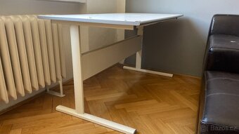 Pracovní stůl bílý a kožená pracovní židle za odvoz - 2