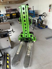 Poloelektrický prenosný samonakladací vysokozdvižný vozík - 2