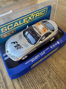 autíčko na autodrahu scalextric - 2