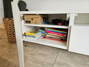 TV stolek Ikea Besta s podnozim - 2