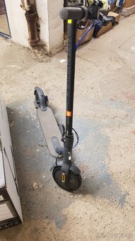 Zánovní elektrokoloběžka Xiaomi Mi Electric Scooter 3 Black - 2
