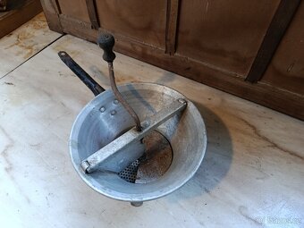 Starý Ruční Pasírovač na Ovoce a Zeleninu - 2