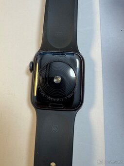 Apple Watch SE 44mm kondice baterie 71% poškrábane sklo LCD - 2