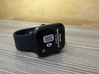 Apple Watch SE 2022 44mm černé, pěkný stav - 2