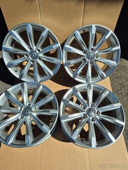5x112 r17 Vw Passat B8-Model London krásný stav - 2