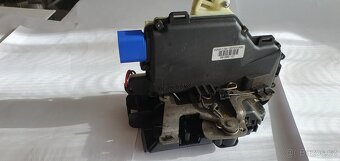 VW Multivan T5 Zámek levý přední u řidiče - 2