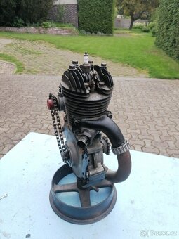 Švýcarský motor Zurcher 250 - 2