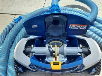 výkonný poloautomatický bazénový vysavač Zodiac Barakuda MX - 2