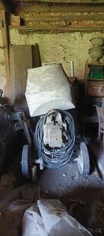 MÍCHAČKA NA BETON - 2