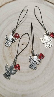 Kovový přívěsek Anděl s červeným srdíčkem - 2