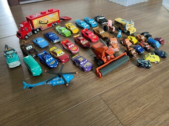 Zbírka aut Cars s Bleskem McQueenem - 2