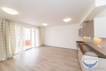 Pronájem nezařízeného bytu 1+kk 34 m² + 6 m² + balkon, Praha - 2