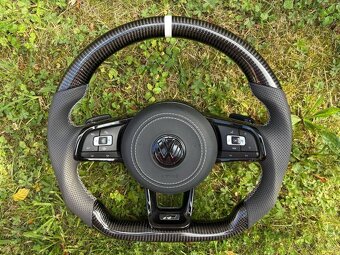 VOLKSWAGEN VOLANT KARBON - PERFOROVANA KOŽA - BIELE ŠITIE - 2