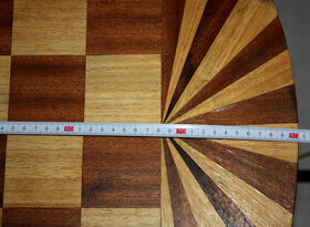 Šachy, starý šachový stůl, šachovnice, šachové figury - 2