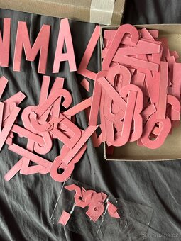 Retro papírová růžová písmena - 2