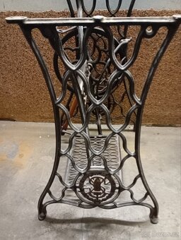 Starý litinový stojan pod šicí stroj Singer - 2