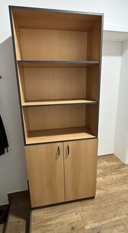 Skříň s policemi - 2