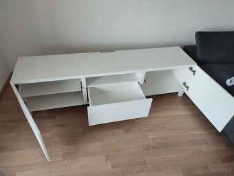 BESTÅ TV stolek s dvířky, bílý + led světlo - 2
