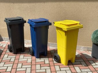 Nepoužité plastové popelnice, černá, modrá a žlutá - 2
